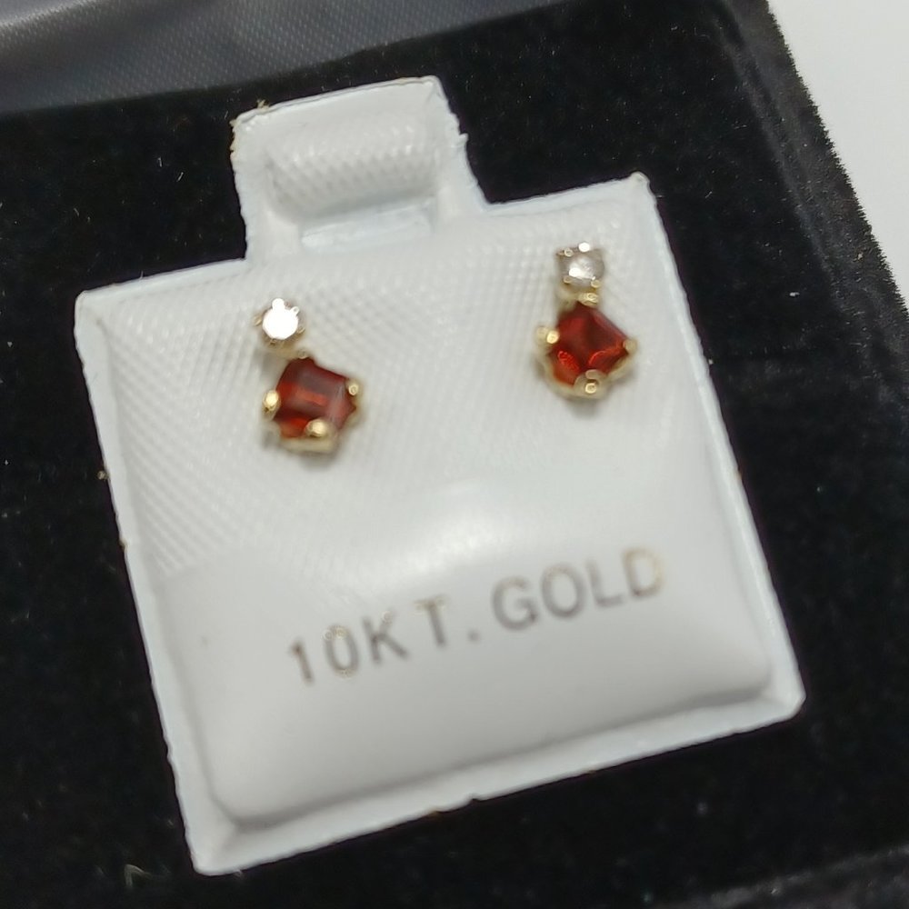 Garnet(0.4CT)Diamonds(0.06) earnings 10k gold
